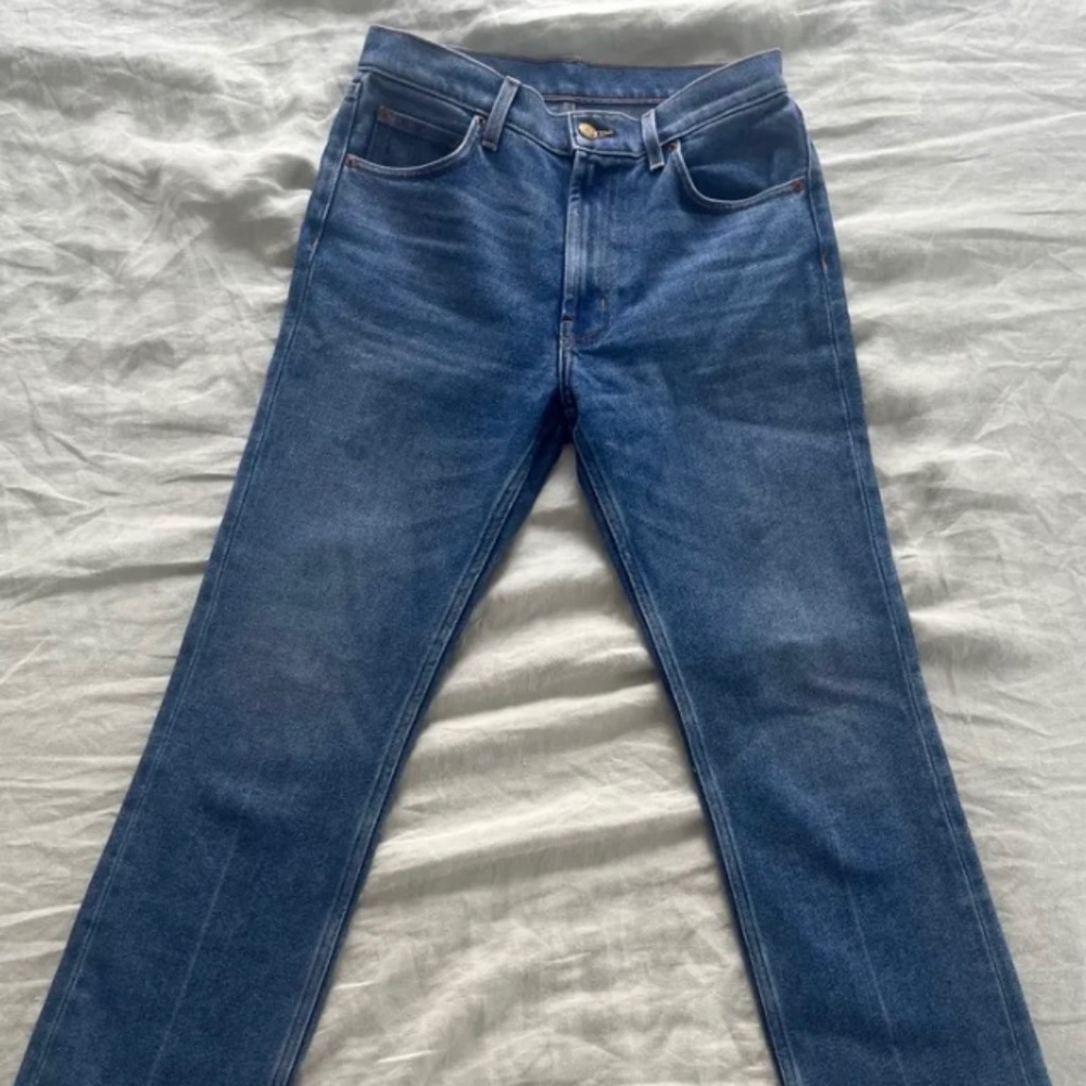 B sides field kick Jean